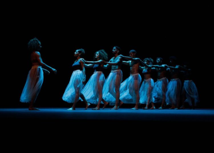 “Carmesí” da inicio a una esplendorosa Temporada de Danza Contemporánea de Bellas Artes