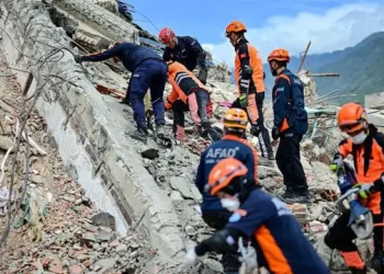 Miami destaca a sus bomberos por el rescate de un venezolano tras 8 días bajo escombros