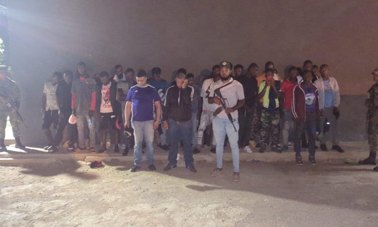 Ejército detiene camión que transportaba 29 haitianos indocumentados en Valverde