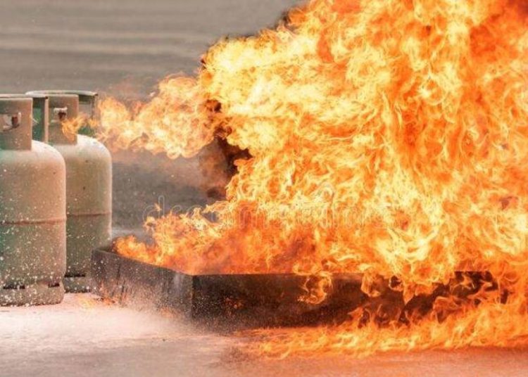 Explosión de tanque de gas deja cinco heridos en negocio de comida en Los Guaricanos
