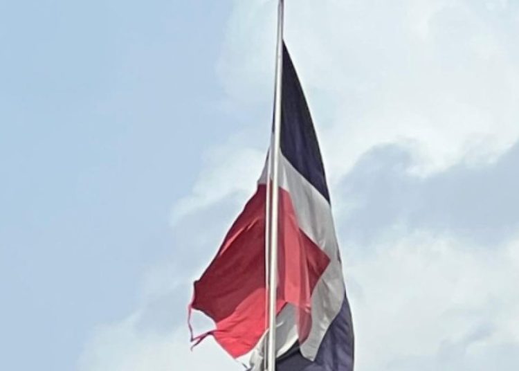 UASD ofrece disculpas por el deterioro de la Bandera Nacional y anuncia su reemplazo