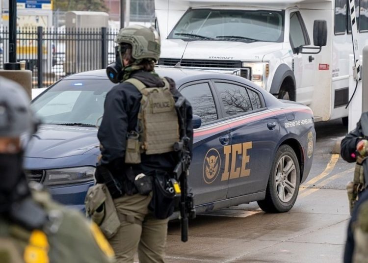 Un migrante muere atropellado mientras huía de agentes del ICE