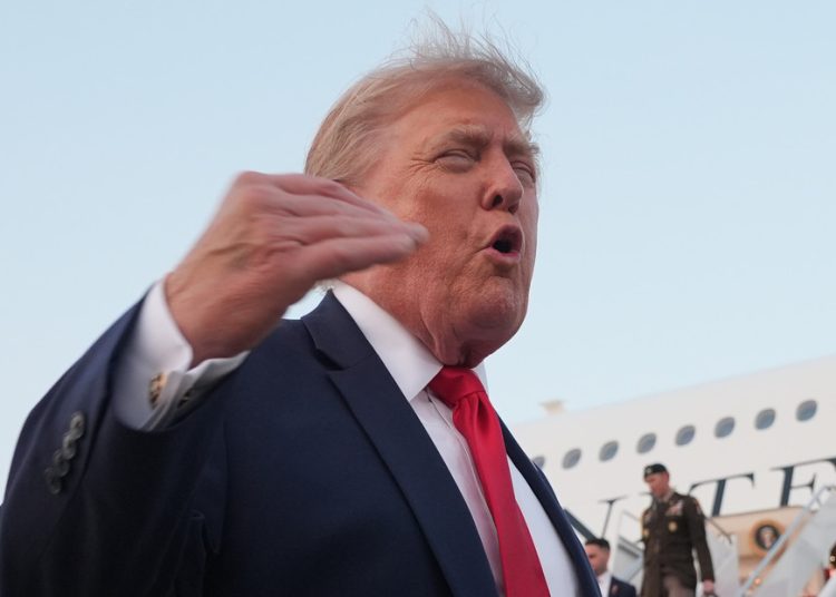 Trump: Golpeamos muy fuerte a Irán esta noche para honrar a los tres patriotas caídos