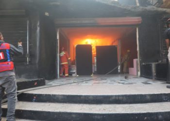 Incendio afecta tienda de muebles en Villa Consuelo; bomberos despliegan unidades para controlar las llamas