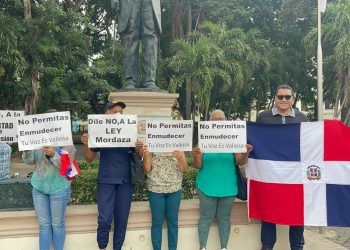 Ciudadanos protestan en Santiago contra proyecto de “ley mordaza”