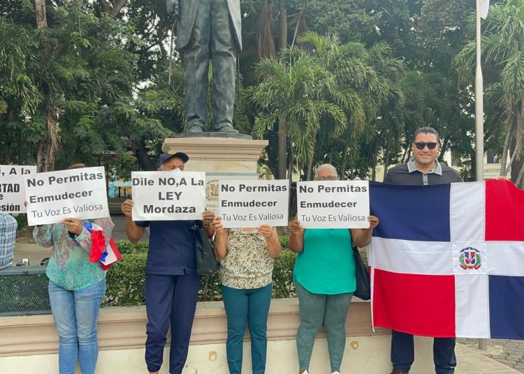 Ciudadanos protestan en Santiago contra proyecto de “ley mordaza”