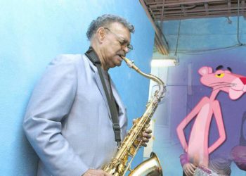 Muere Plas Johnson, legendario saxofonista del tema de La Pantera Rosa, a los 94 años