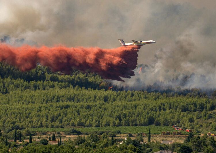 El incendio al oeste de la francesa Perpiñán se reaviva y deja ya 1.500 hectáreas quemadas