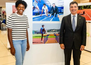 Marileidy Paulino recorre exposición fotográfica que rinde homenaje a su trayectoria