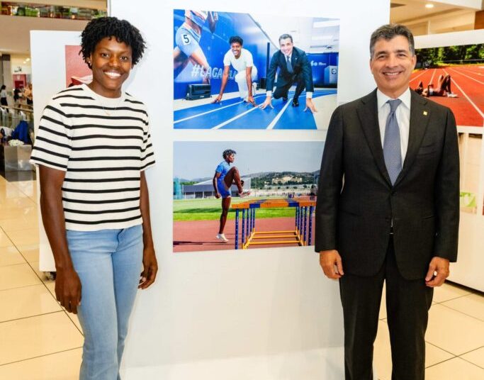 Marileidy Paulino recorre exposición fotográfica que rinde homenaje a su trayectoria