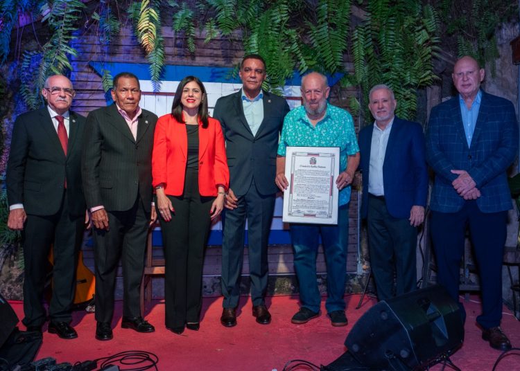 Entregan reconocimiento del Senado a Freddy Ginebra por su extraordinario aporte a la cultura dominicana