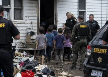 Rescatan a 16 niños de una casa en Ohio: eran «casi salvajes» y vivían entre excrementos