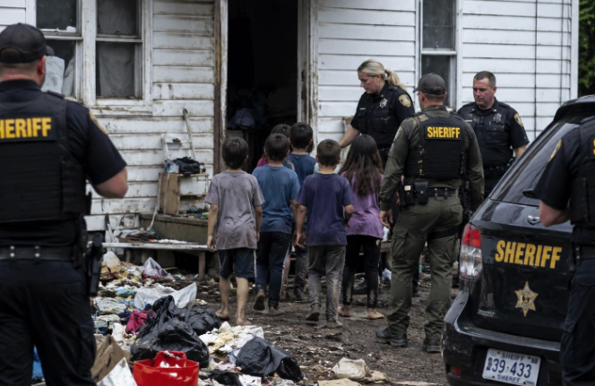 Rescatan a 16 niños de una casa en Ohio: eran «casi salvajes» y vivían entre excrementos