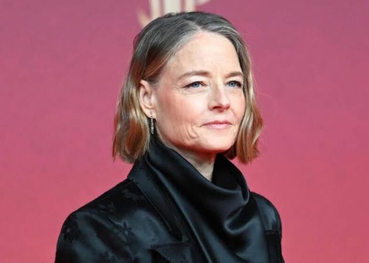Actriz Jodie Foster dice, película F1 de Brad Pitt parece que fue hecha con IA