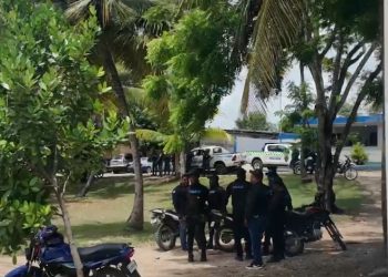Amplio contingente policial resguarda el Cementerio Cristo Redentor durante sepelio de joven en Herrera
