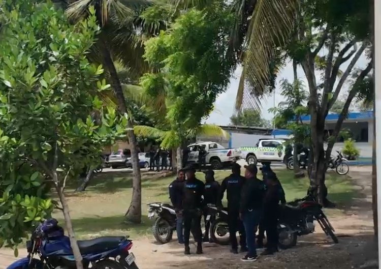Amplio contingente policial resguarda el Cementerio Cristo Redentor durante sepelio de joven en Herrera