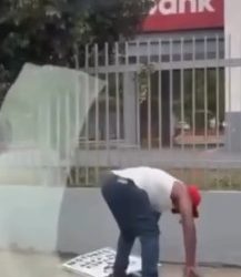 Captan a hombre destruyendo una señal de tránsito en plena vía pública de Santo Domingo