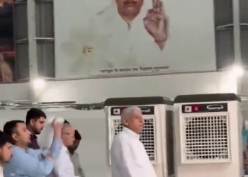 Político en India genera críticas por presuntamente utilizar un aire acondicionado portátil durante sus recorridos