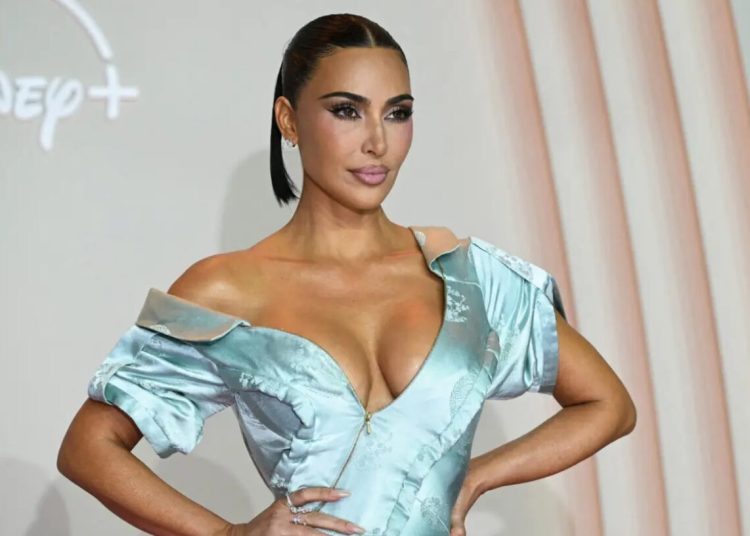Critican a Kim Kardashian por vacacionar en medio del fallecimiento de su abuela y ella lo clara