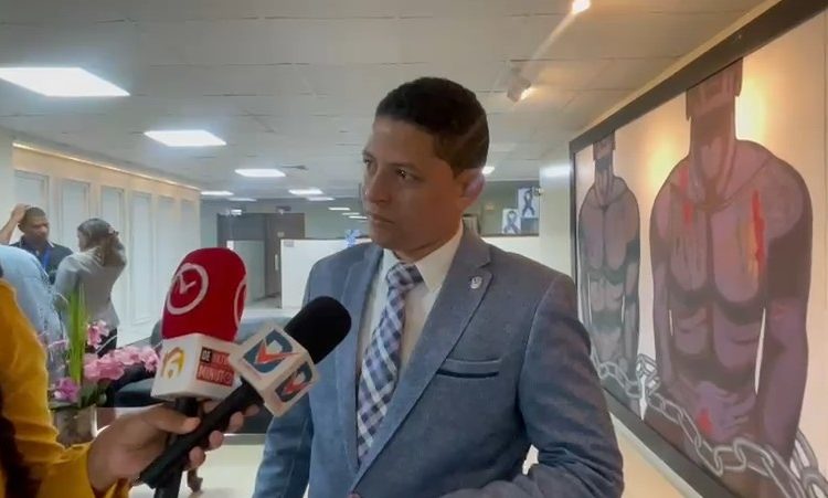 Diputado Luis Báez alerta pérdidas de US$90 millones por crisis del mango en Baní