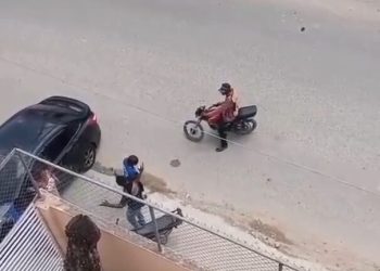 Motoristas rompen cristales de vehículo tras presunto intento de atraco a conductora en La Ciénaga