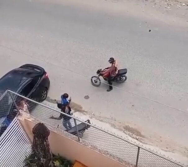Motoristas rompen cristales de vehículo tras presunto intento de atraco a conductora en La Ciénaga