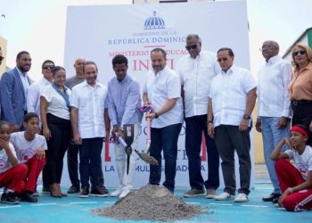 Inefi inicia construcción de techado para dignificar el deporte escolar en la Escuela República de Chile