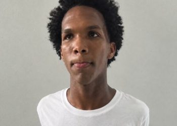 Buscan a joven acusado de agredir a su expareja de 15 años; adolescente permanece en estado crítico