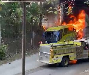 Autobús de Caribe Tours se incendia en Jarabacoa; bomberos controlan el fuego y tránsito resulta afectado