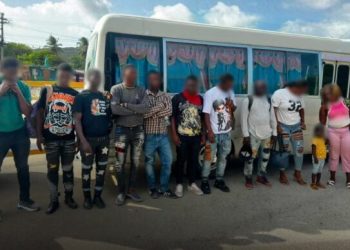 Detienen a dos dominicanos por transportar a 11 haitianos en condición migratoria irregular