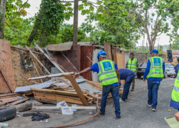 Alcaldía recupera aceras en Arroyo Hondo tras retirar 11 estructuras irregulares