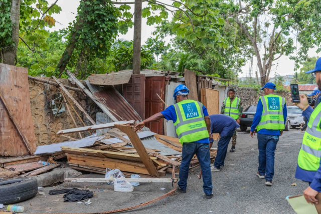 Alcaldía recupera aceras en Arroyo Hondo tras retirar 11 estructuras irregulares