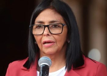 Delcy Rodríguez despide y condecora a grupos de rescatistas de más de 20 países