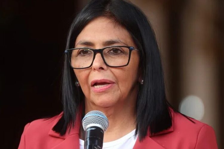 Delcy Rodríguez despide y condecora a grupos de rescatistas de más de 20 países