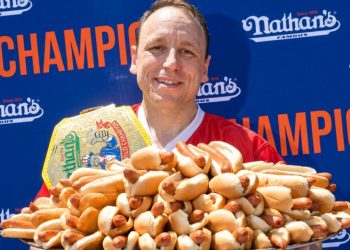 Hombre devora 66 ‘hot dogs’ en 10 minutos en tradicional concurso de Nueva York