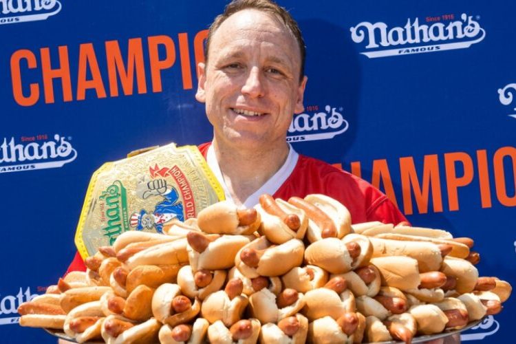 Hombre devora 66 ‘hot dogs’ en 10 minutos en tradicional concurso de Nueva York