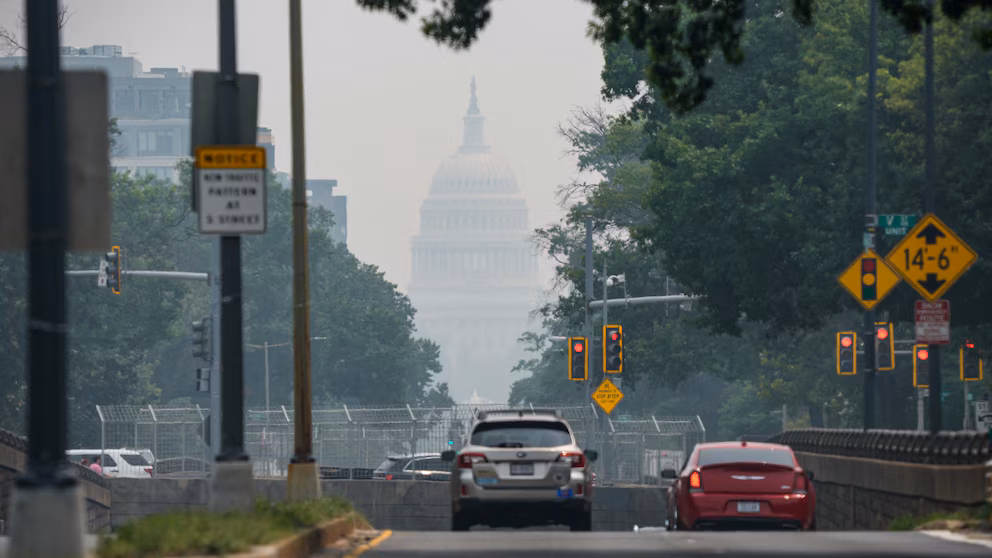 Trump analiza subir los aranceles a Canadá por el humo de los incendios forestales que afectan a Estados Unidos