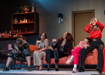 «Nunca te fíes de una mujer despechada» se estrenó entre risas, aplausos y un emotivo homenaje a La Beba Rojas