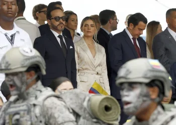 Abelardo De la Espriella encabeza el desfile militar en Medellín, un bastión de su victoria en Colombia
