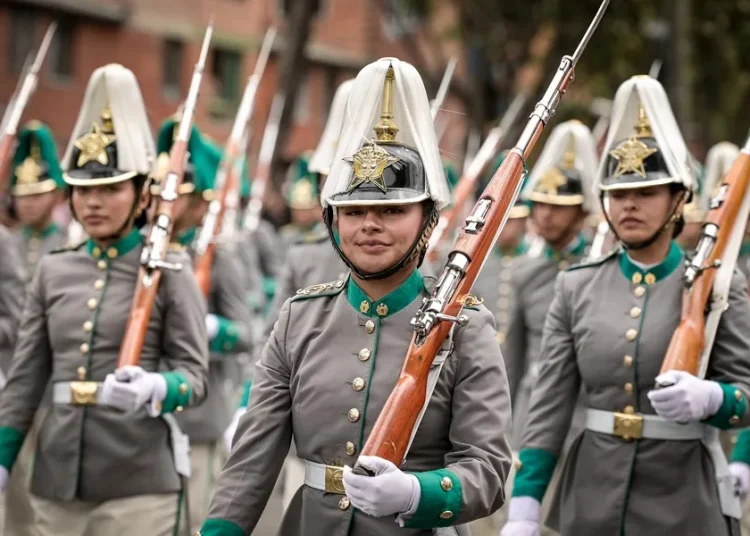 Gustavo Petro preside por última vez el desfile militar del Día de la Independencia de Colombia