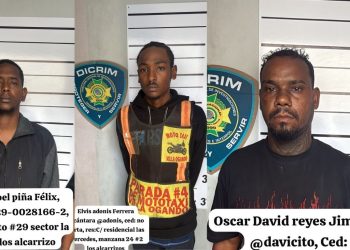 Policía captura a tres hombres acusados de agredir a una mujer y dañar su vehículo en Santo Domingo Oeste