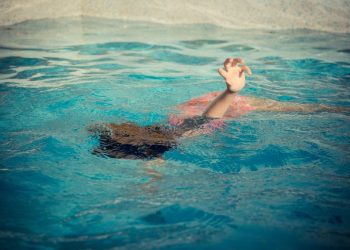 Niña de 11 años fallece por ahogamiento en piscina de un centro recreativo en Barahona