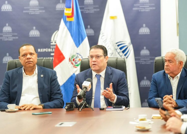Estaciones de combustible seguirán cobrando con tarjeta; Gobierno instala mesa de diálogo