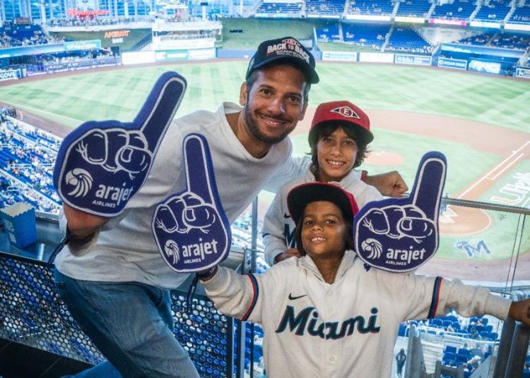 Arajet sorprende a padre dominicano con un viaje junto a su familia al Marlins Park de Miami