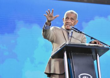 Pastor Ezequiel Molina afirma que la Biblia no fue eliminada del escudo en la nueva cédula
