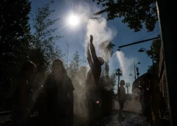 Al menos dos muertos y 53.000 hogares sin luz por un temporal de tormentas en Francia
