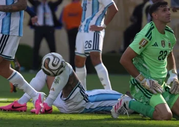 ‘Dibu’ Martínez pone en duda su continuidad en selección argentina tras la derrota con España