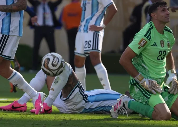 ‘Dibu’ Martínez pone en duda su continuidad en selección argentina tras la derrota con España