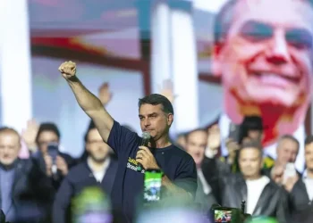 El partido de Lula denuncia a Flávio Bolsonaro ante la Justicia Electoral de Brasil por cuestionar las urnas electrónicas
