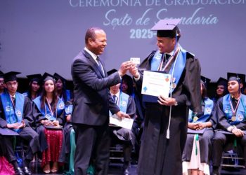 Intrant entrega carnets de aprendizaje a bachilleres graduados este año como Guardianes del Tránsito